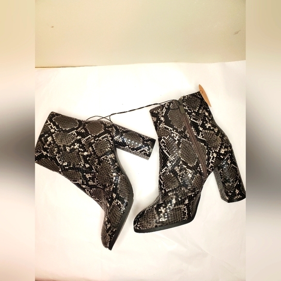 Forever 21 Snake Boots Size 8 NWOT - Picture 3 of 5